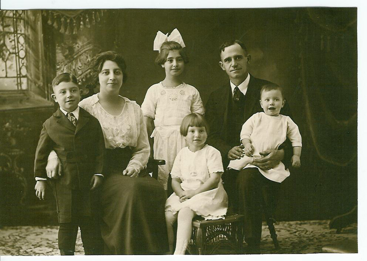 A_Mary Vern Lawrence Fam 1920 maybe